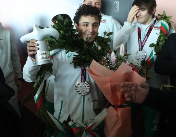 &#8220;Бяла лястовица&#8221; за Едмонд Назарян, който на 18 години стана европейски шампион по борба (видео)