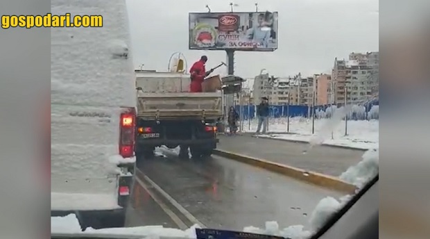 Служител на фирма за снегопочистване хвърля сол директно върху хората на спирка в София (видео)