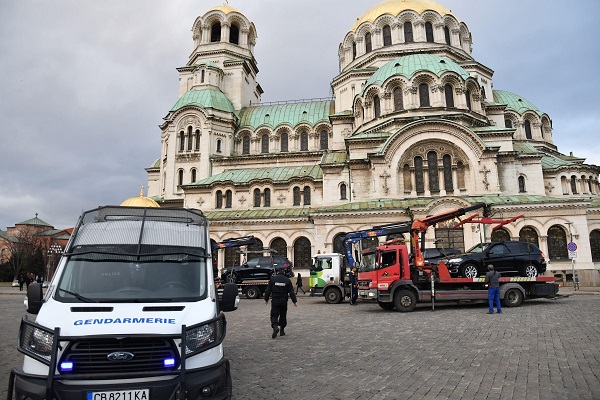 Жандармерия изкара луксозните коли на Божков (снимки)