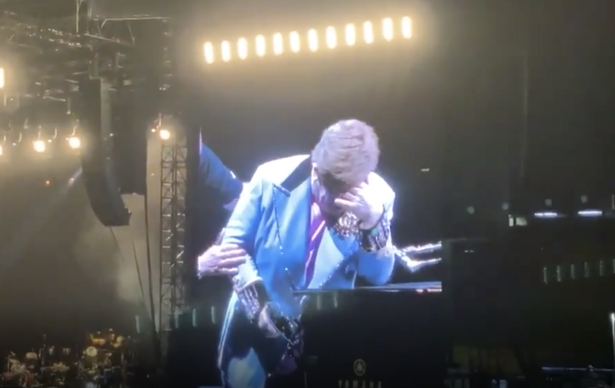 Елтън Джон избухна в сълзи, след като не успя да продължи да пее заради пневмония (видео)
