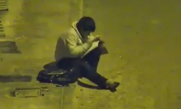 Момче, което пише домашните си под улична лампа, трогна милионер (видео и снимки)