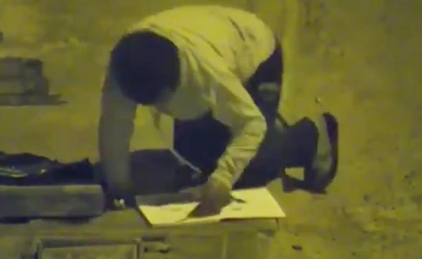 Момче, което пише домашните си под улична лампа, трогна милионер (видео и снимки)