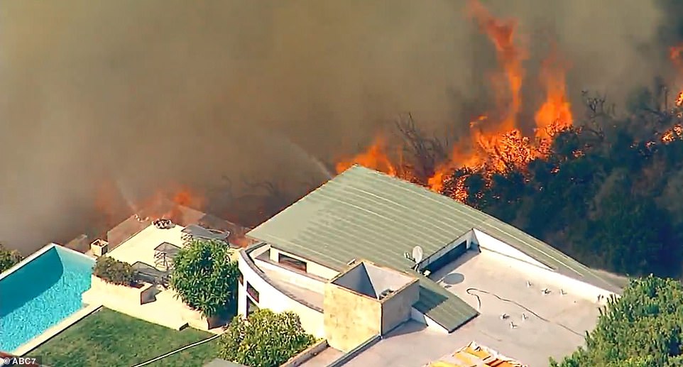 Стотици са евакуирани заради огромни пожари до Лос Анджелис и Сан Франциско (видео и снимки)