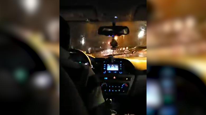 Шофьор на Uber отвлече пътниците си, за да преследва друга кола, която го ударила (видео)