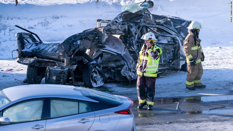 Мащабна верижна катастрофа с над 200 коли затвори за часове магистрала в Канада (видео и снимки)