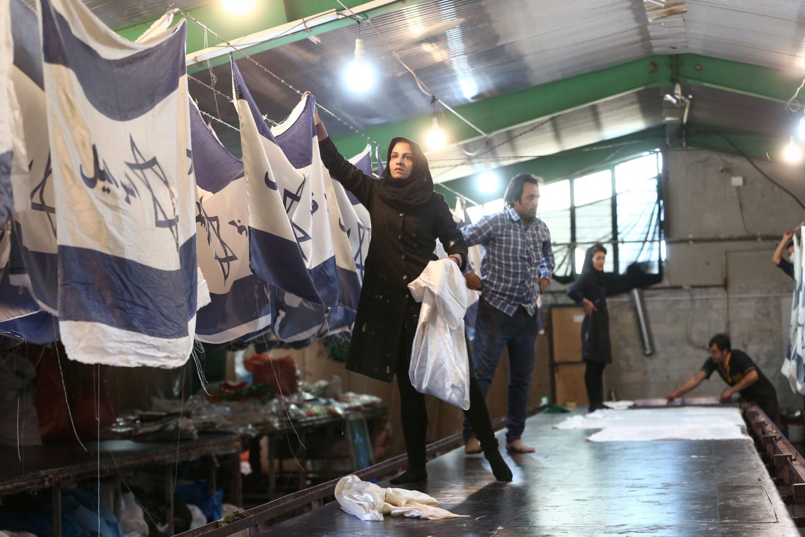 Иранска фабрика произвежда хиляди американски и израелски знамена &#8220;за палене&#8221; на протести