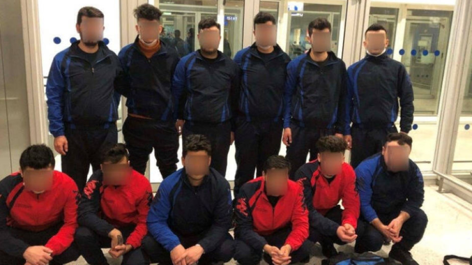 Нелегални мигранти в Гърция се представили за български отбор по хандбал (снимка)