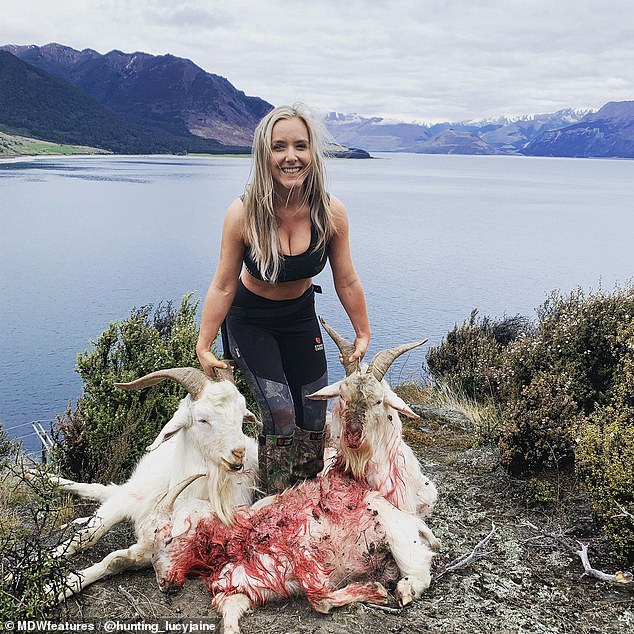 29-годишна жена позира полугола с мъртви животни в Нова Зеландия (видео и снимки 18+)