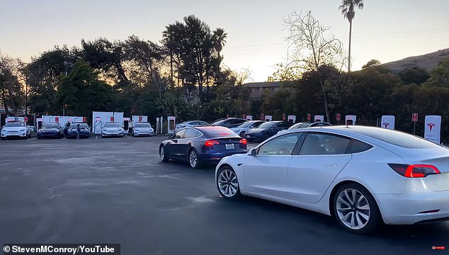 Десетки коли Tesla чакат на опашки заради недостиг на зареждащи станции в Калифорния (видео)