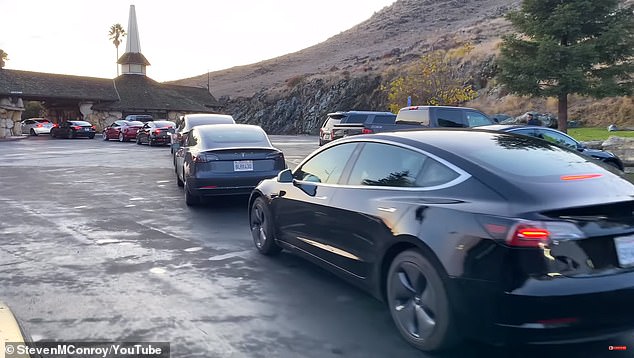 Десетки коли Tesla чакат на опашки заради недостиг на зареждащи станции в Калифорния (видео)
