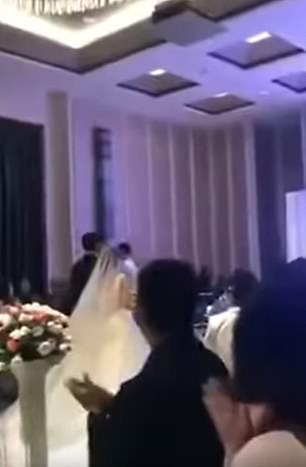 Младоженец пусна пред гостите на сватбата клипче как булката му изневерява с роднина (видео)