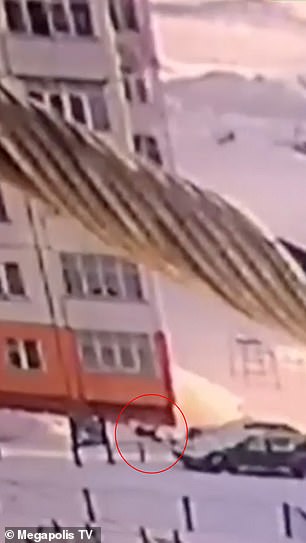 Рускиня падна от деветия етаж в снежна пряспа, стана, изтупа се и си тръгна (видео)