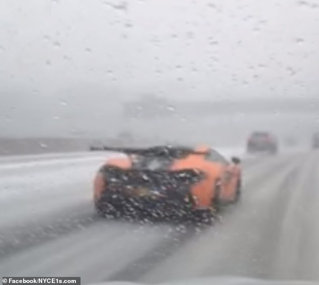 Макларън за 200 000 едва се влачи по заснежена магистрала в Ню Йорк (видео)
