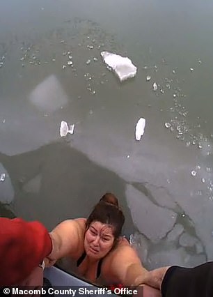 Спасиха жена, паднала в замръзнало езеро и престояла в ледената вода 15 минути (видео)
