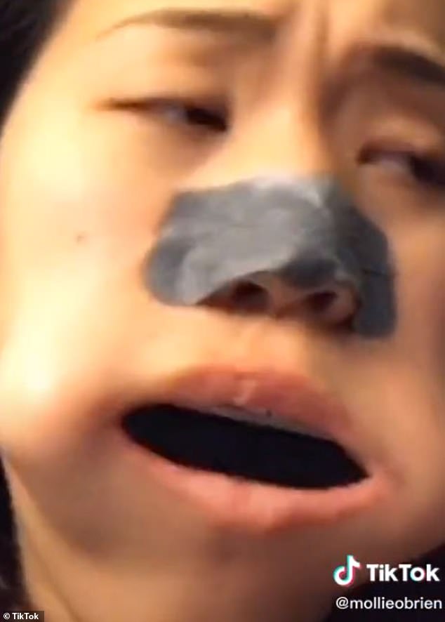 Тинейджърка натъпка хармоника в устата си за повече лайкове и после не можа да я извади (видео)