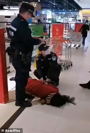Полиция грубо изхвърля китайка от магазин, след като отказала да носи маска за лице (видео)