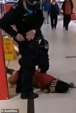 Полиция грубо изхвърля китайка от магазин, след като отказала да носи маска за лице (видео)
