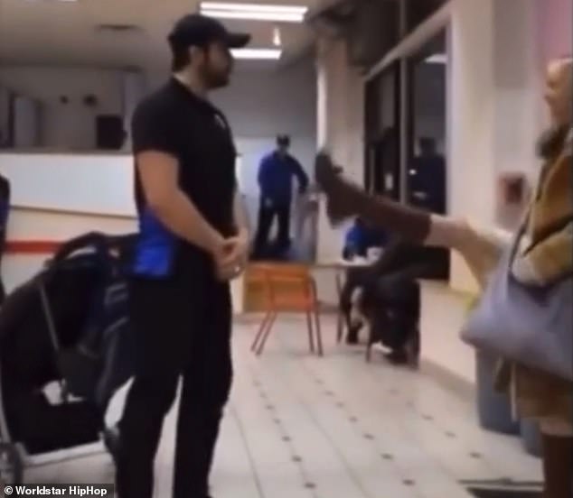 Жена обижда и заплашва с ритник служители в ресторант за бързо хранене (видео и снимки)