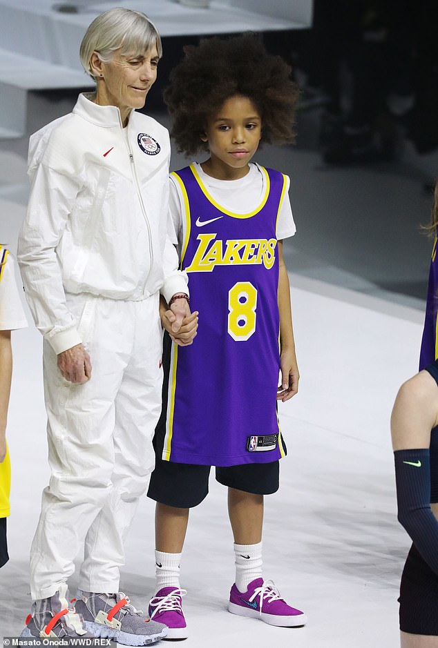 Nike почeте Коби Брайънт на Седмицата на модата в Ню Йорк с деца с неговите фланелки (видео и снимки)