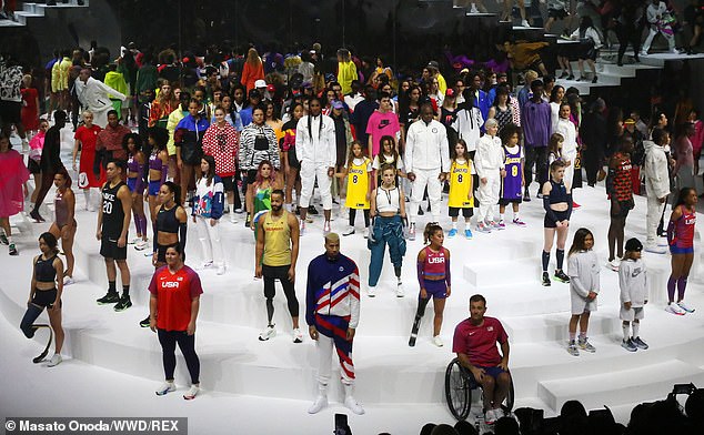 Nike почeте Коби Брайънт на Седмицата на модата в Ню Йорк с деца с неговите фланелки (видео и снимки)