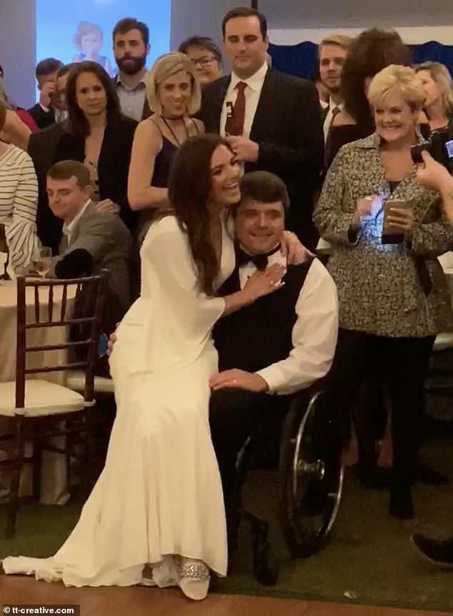 Младоженец в инвалидна количка се изправи за първи път за танца с жена си (видео и снимки)