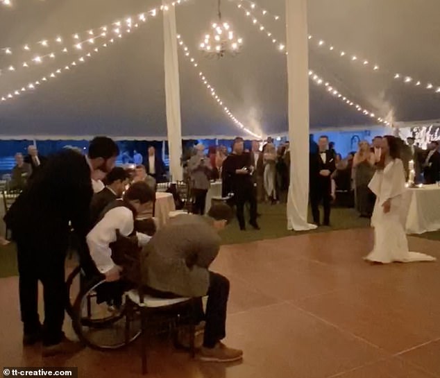 Младоженец в инвалидна количка се изправи за първи път за танца с жена си (видео и снимки)