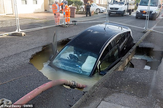 Огромна дупка зейна на път и погълна цял автомобил в Англия (видео и снимки)