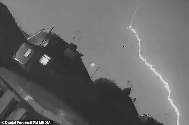 Камера засне как мълния удря пътнически самолет по време на полет (видео и снимки)