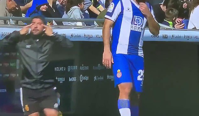 Треньор на &#8220;Майорка&#8221; направи жест &#8220;дръпнати очи&#8221; и предизвика расистки скандал (видео)