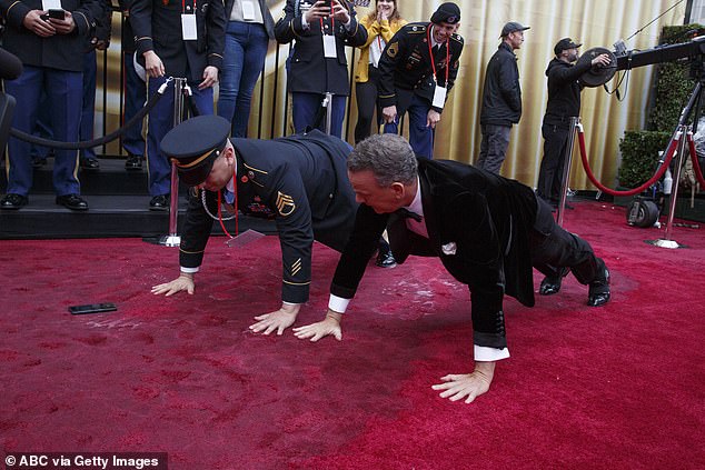 Том Ханкс прави лицеви опори на червения килим на „Оскарите“ (видео и снимки)
