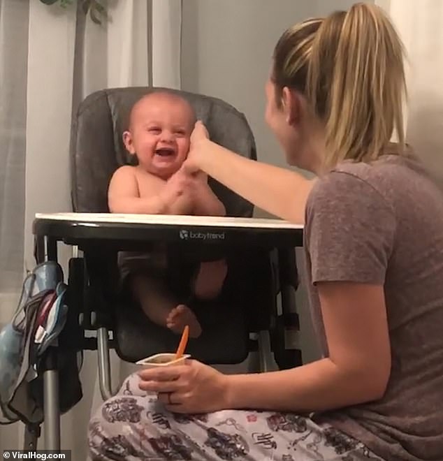 Бебе се залива от смях, докато майка му се преструва, че киха (видео)