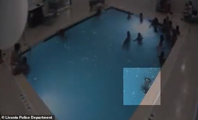 2-годишно дете се дави в басейн, докато майка му и още десет възрастни са вътре до него (видео 18+)