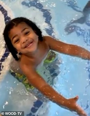 2-годишно дете се дави в басейн, докато майка му и още десет възрастни са вътре до него (видео 18+)
