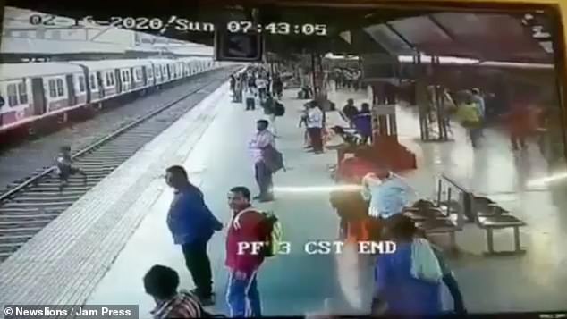 Момче изскача от коловоз буквално на косъм пред преминаващ влак в Индия (видео и снимки)