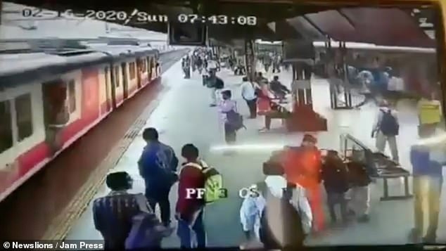 Момче изскача от коловоз буквално на косъм пред преминаващ влак в Индия (видео и снимки)