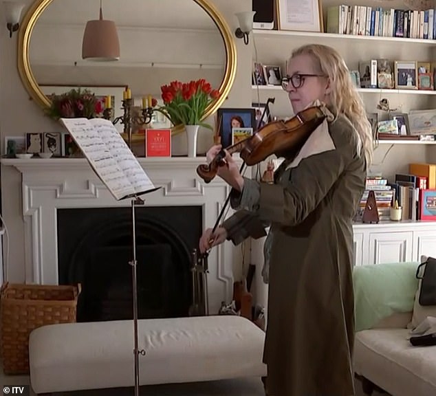 Пациентка свири на цигулка, докато оперират мозъка ѝ (видео)