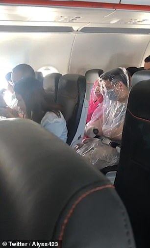 Пътници в самолет се опаковаха целите в найлон, за да се предпазят от коронавируса (видео и снимки)