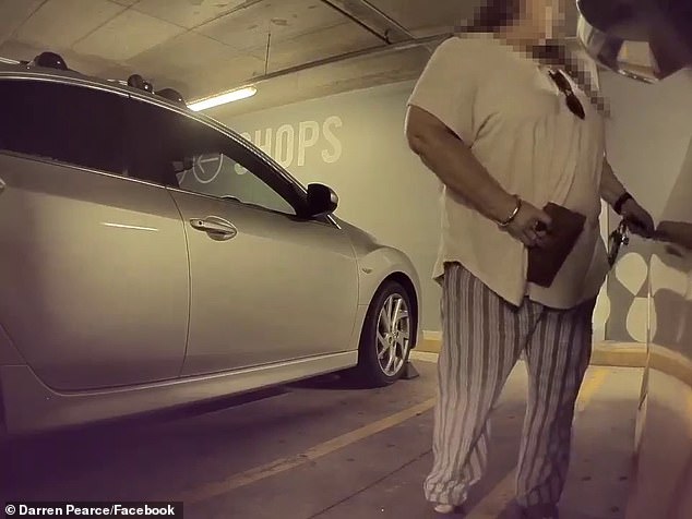 Жена по пижама надраска с ключ автомобил &#8220;Tesla&#8221; на стойност 110 000 долара (видео и снимки)