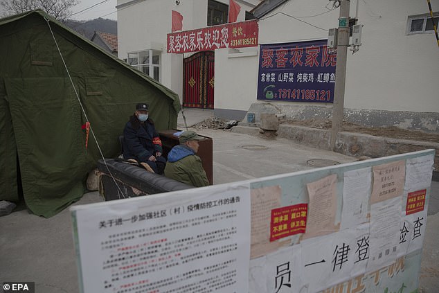 Китайски полицай използва кунг-фу умения, за да охранява поставено под карантина село (видео)