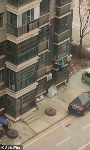 Китайка слезе по фасадата на 8-етажен блок в Ухан, след като синът ѝ я заключи заради коронавируса (видео)