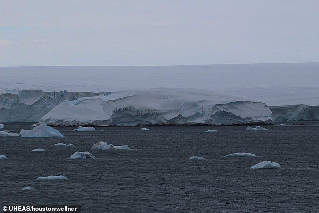Топящ се глетчер в Антарктика разкри пред учените неизвестен досега остров (видео и снимки)