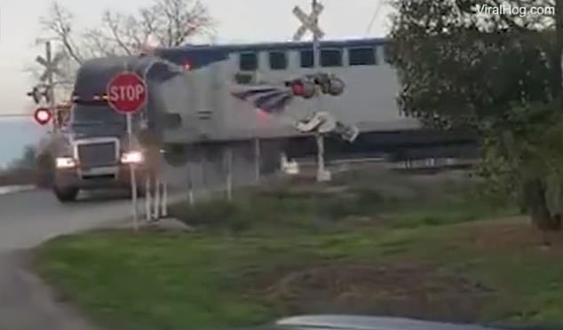 Скоростен влак отнесе ТИР, заседнал на жп-прелез (видео и снимки)