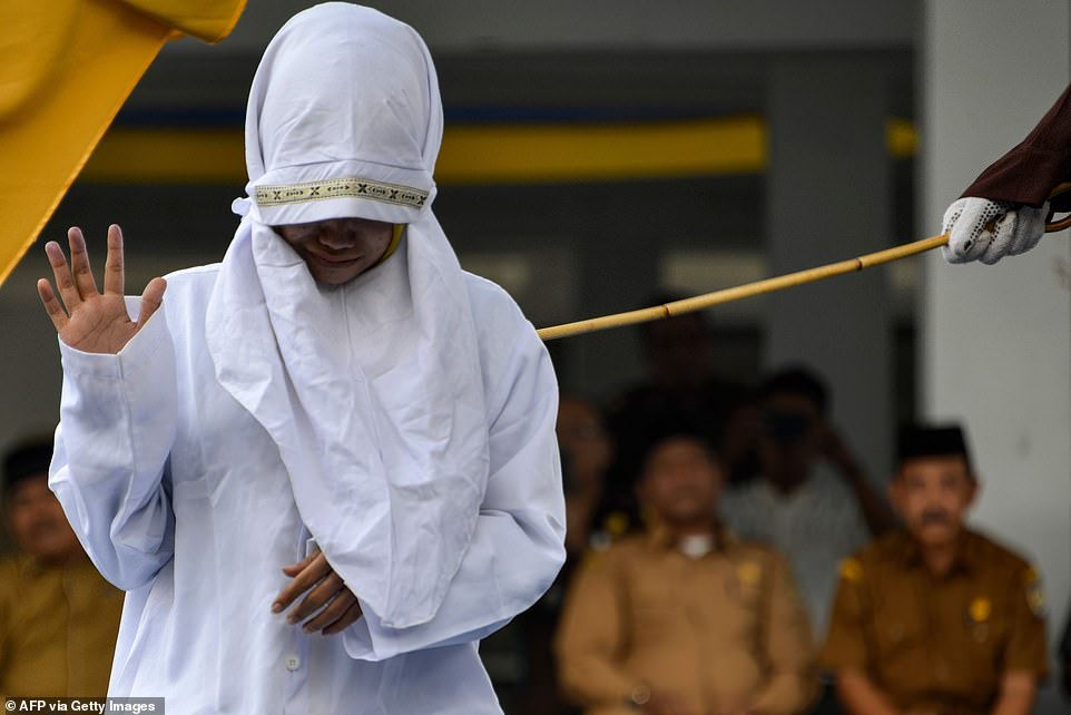 Публично бичуваха мъже и жени в Индонезия, имали сексуален контакт без брак (видеo и снимки 18+)