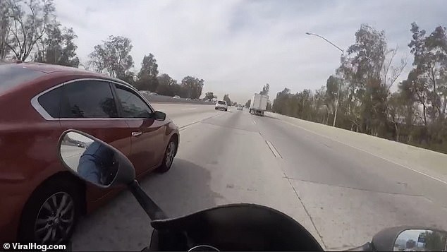 Нагъл шофьор принуди моторист да мине на косъм от пътен знак на магистрала (видео и снимки)
