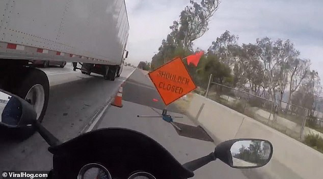 Нагъл шофьор принуди моторист да мине на косъм от пътен знак на магистрала (видео и снимки)