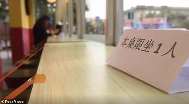 Ресторанти в Китай наложиха ограничение &#8220;по един на маса&#8221; заради коронавируса (видео и снимки)