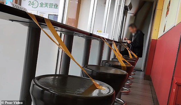 Ресторанти в Китай наложиха ограничение &#8220;по един на маса&#8221; заради коронавируса (видео и снимки)