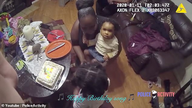 Непознат полицай помогна на майка да изненада дъщеря си за рождения ден (видео и снимки)