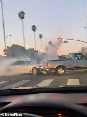 Подивял шофьор на BMW се блъска няколко пъти в пикап след спор на пътя (видео и снимки)