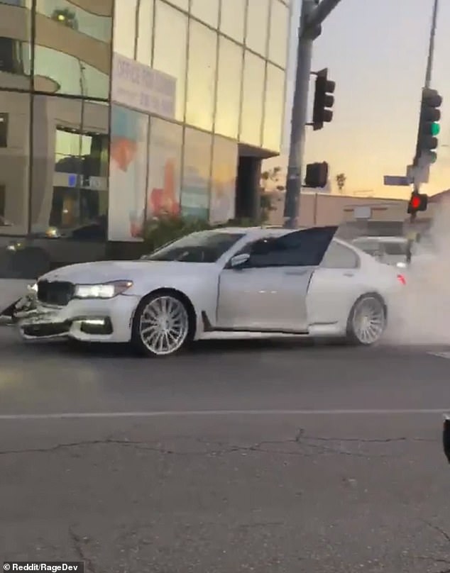 Подивял шофьор на BMW се блъска няколко пъти в пикап след спор на пътя (видео и снимки)